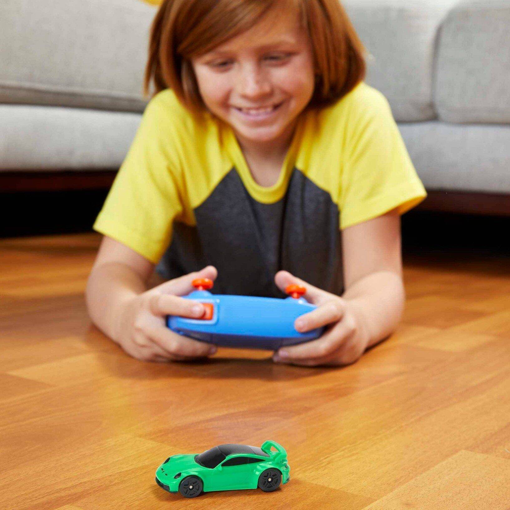 Hot Wheels 1:64 Scale Remote Control Porsche 911 GT3 - Image 2