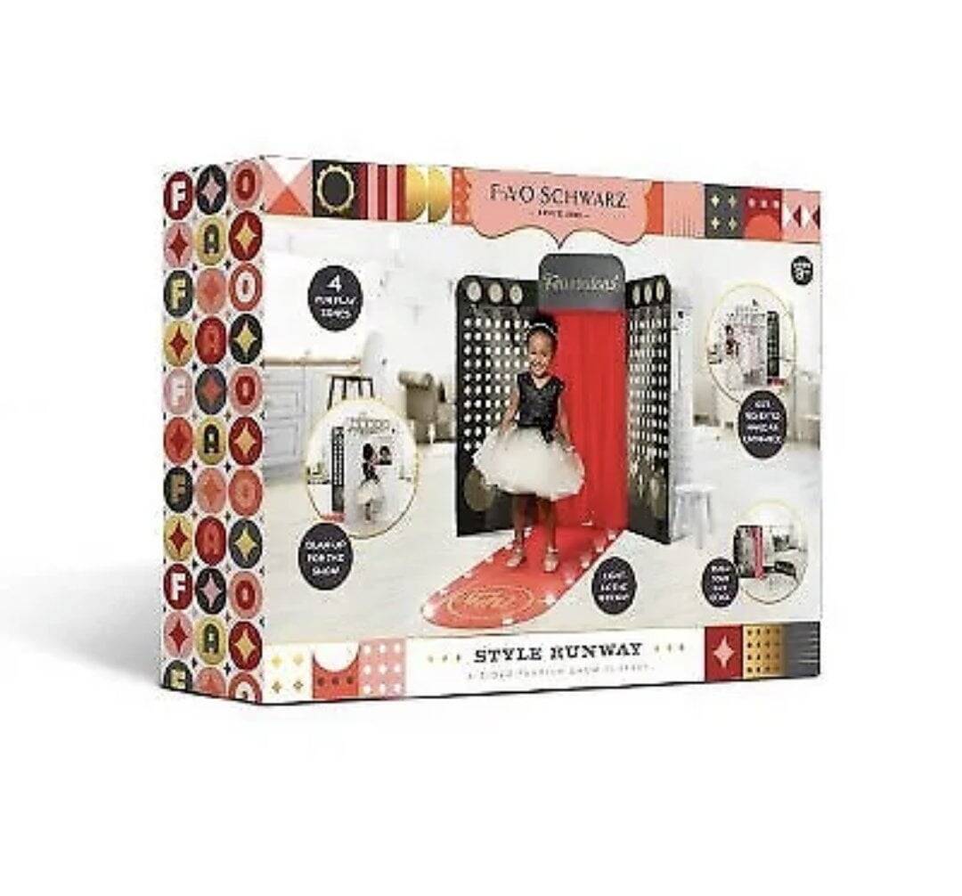 FAO Schwarz Style Runway 4-Sided Fashion Show Playset